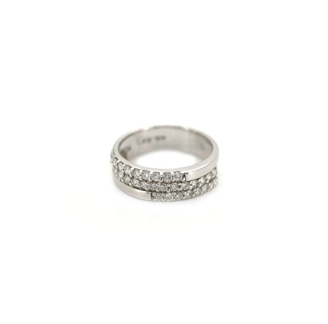 18K White Gold Ring Studded With Round Diamond