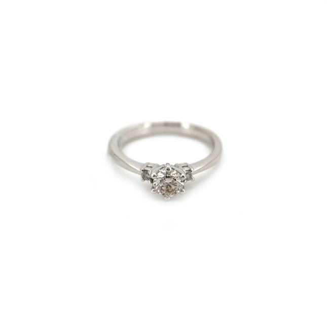 18K White Gold Ring Studded With Round Diamond with 0.40ct