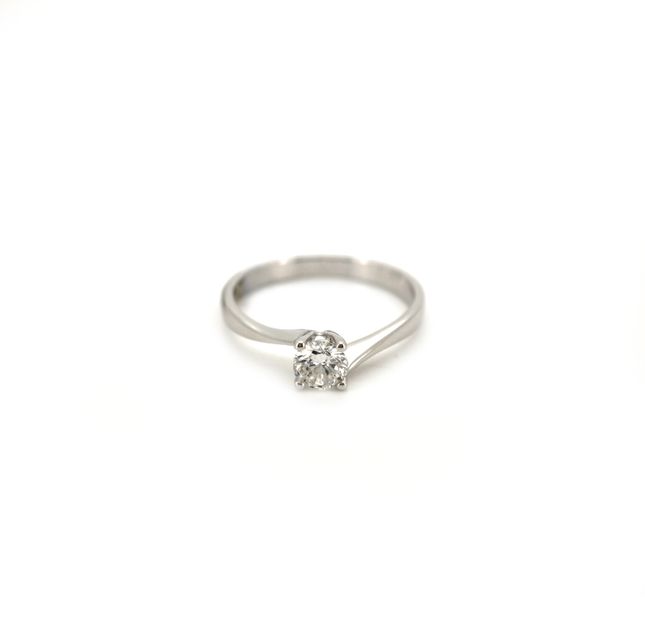 18K White Gold Ring Studded With Round Diamond with 0.40ct