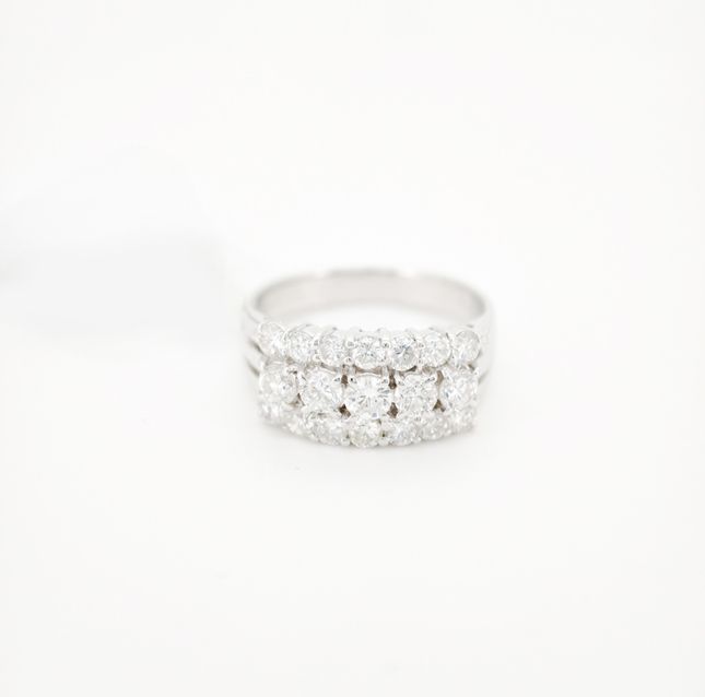 18K White Gold Ring Studded With Round Diamond