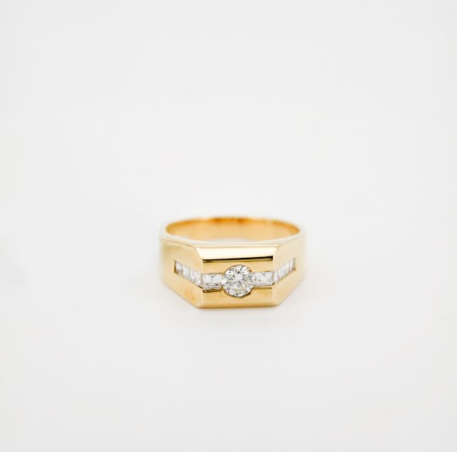18K Yellow Gold Ring Studded With Round Diamond with 0.32ct