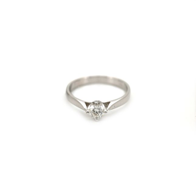 18K White Gold Ring Studded With Round Diamond with 0.30ct