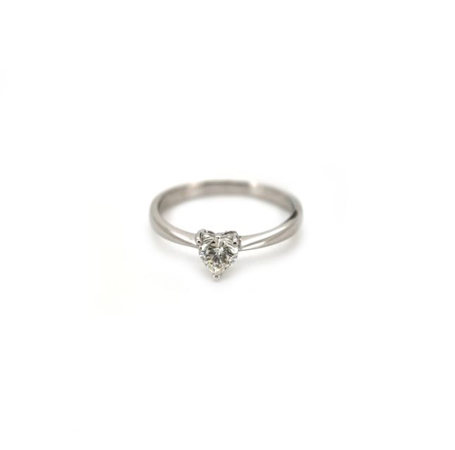 18K White Gold Ring Center Heart Diamond with 0.30ct