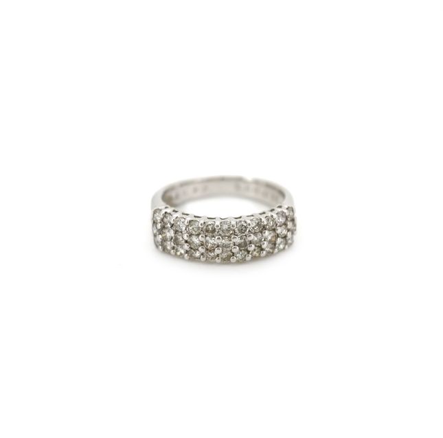 18K White Gold Ring Studded With Round Diamond