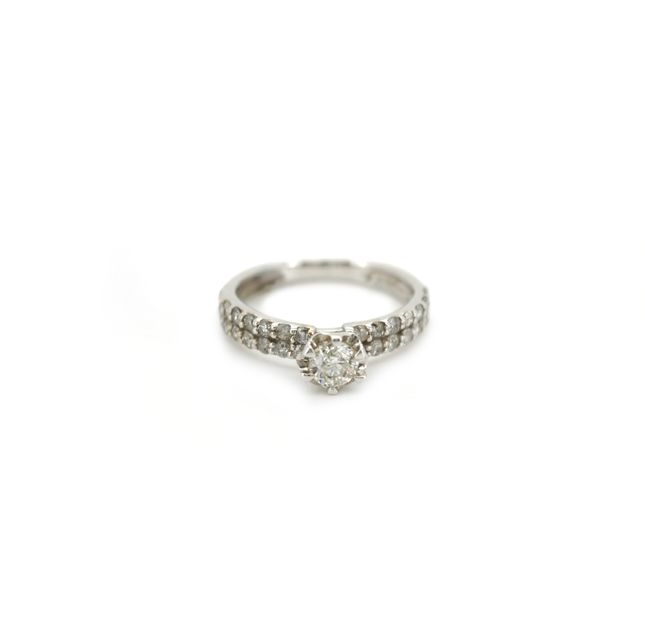 18K White Gold Ring Studded With Round Diamond with 0.30ct