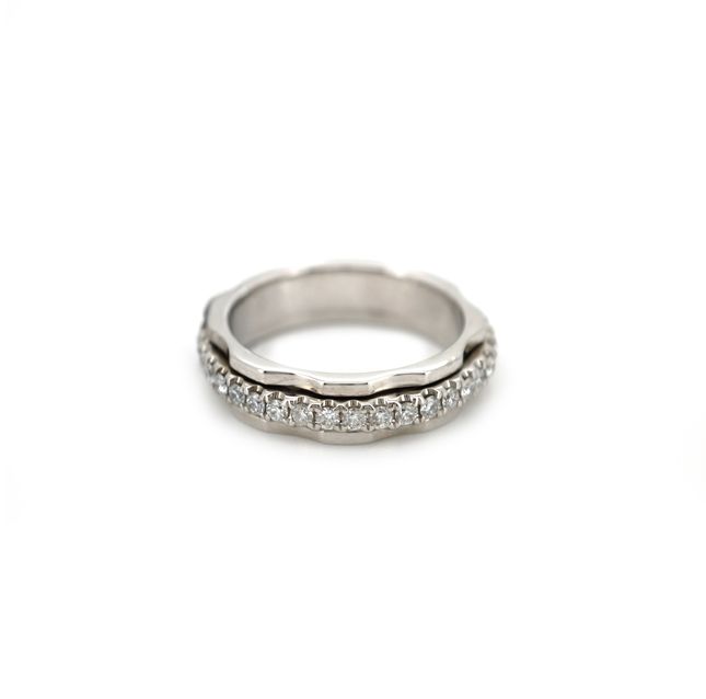 18K White Gold Ring Studded With Round Diamond