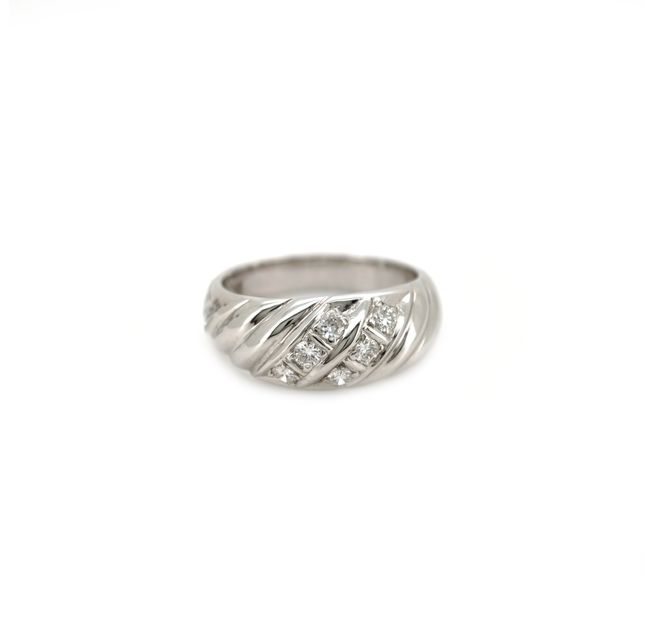 18K White Gold Ring Studded With Round Diamond