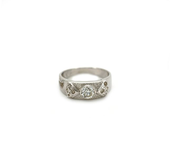 14K White Gold Ring Studded With Round Diamond with 0.40ct