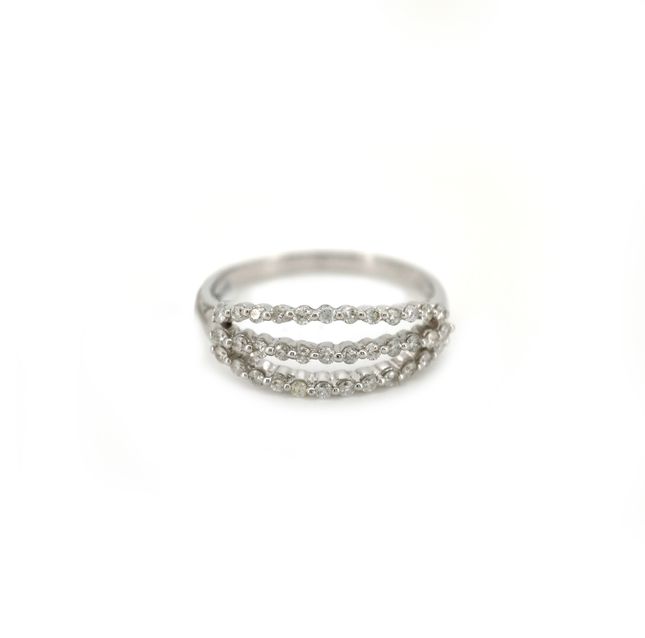 18K White Gold Ring Studded With Round Diamond
