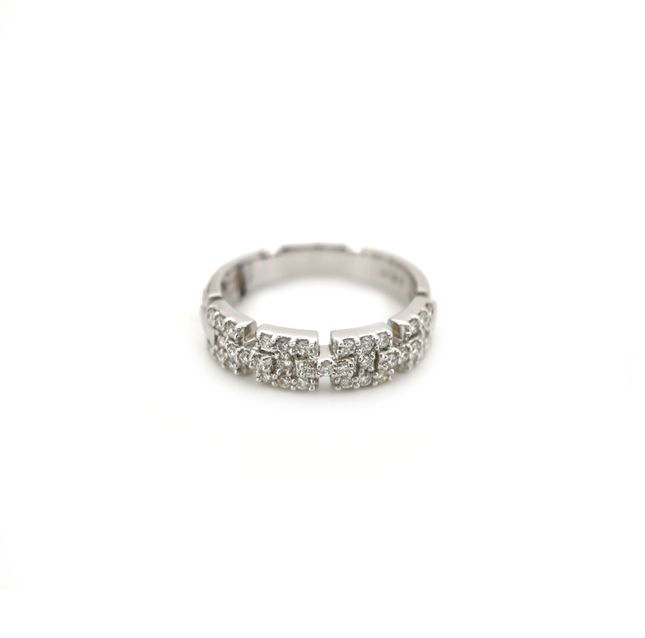 18K White Gold Ring Studded With Round Diamond