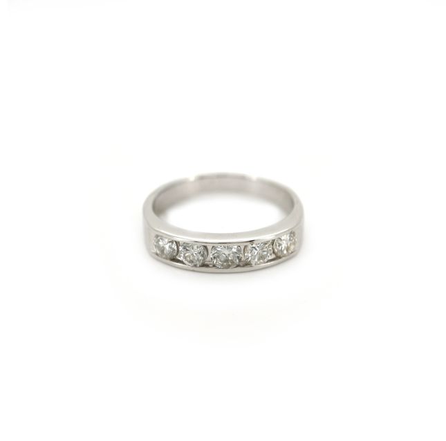 PT900K Platinum Ring Studded With Round Diamond
