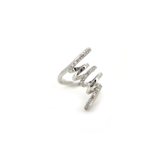 18K White Gold Ring Studded With Round Diamond