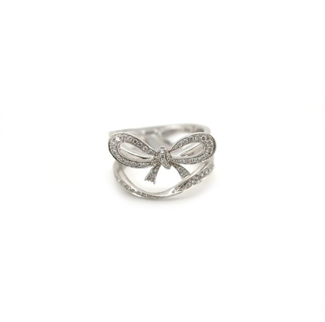 18K White Gold Ring Studded With Round Diamond