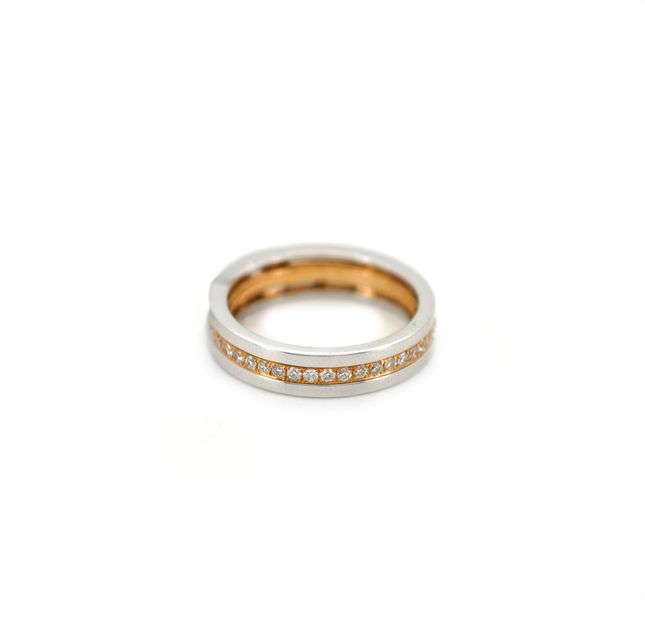 18K White Gold Ring Studded With Round Diamond
