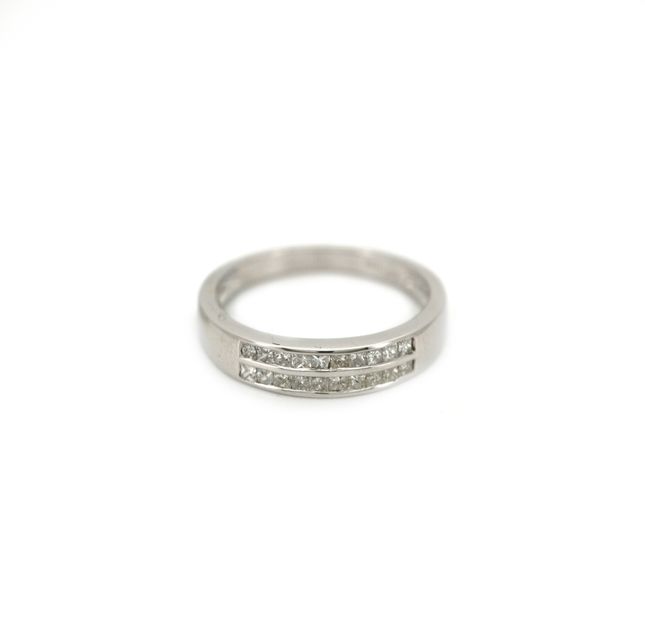 18K White Gold Ring Center Princess Diamond