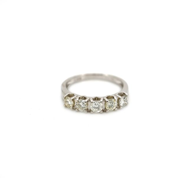 18K White Gold Ring Studded With Round Diamond