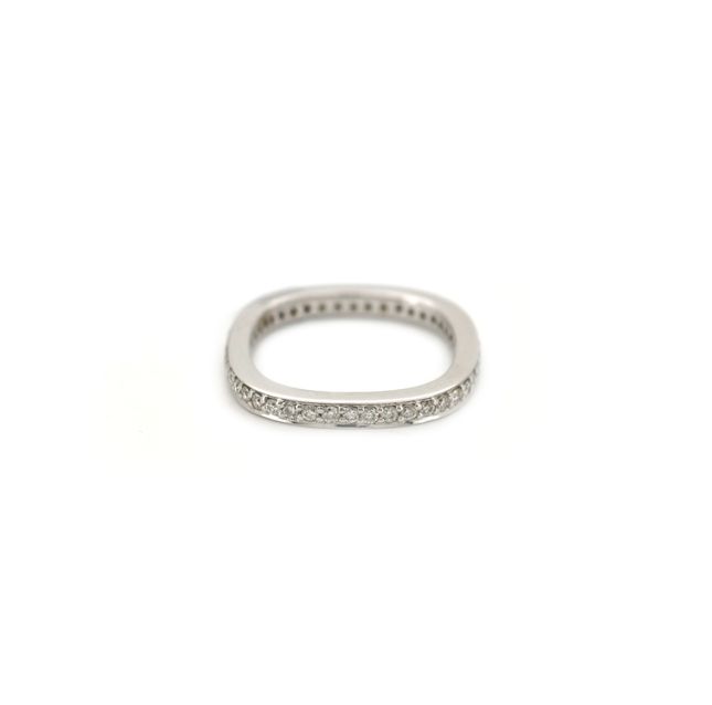 18K White Gold Ring Studded With Round Diamond