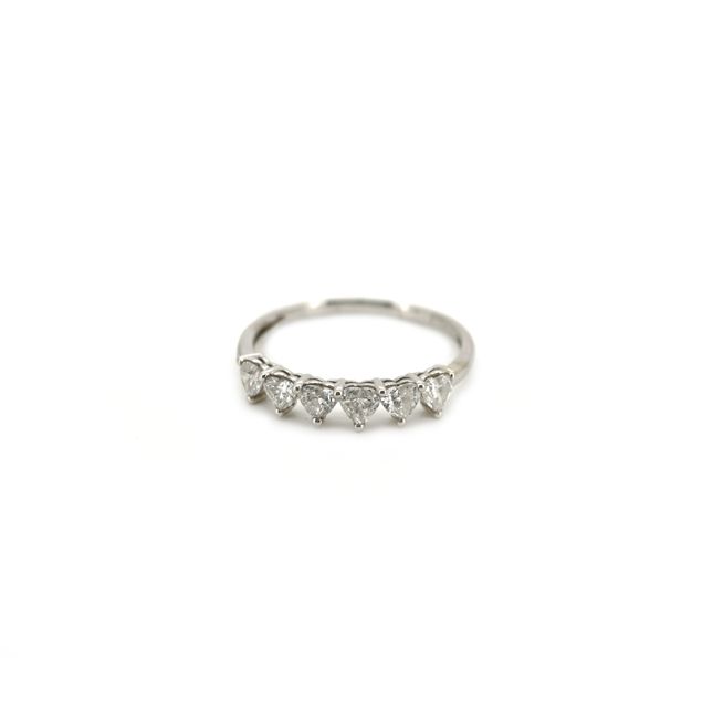 18K White Gold Ring Center Heart Diamond