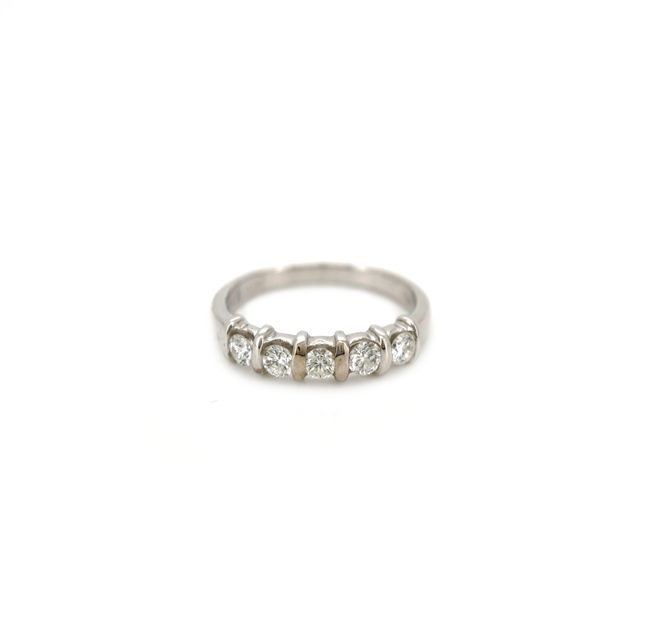 18K White Gold Ring Studded With Round Diamond