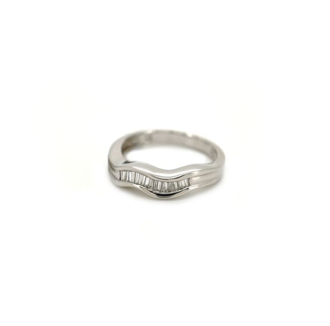 18K White Gold Ring Center Baguette Diamond