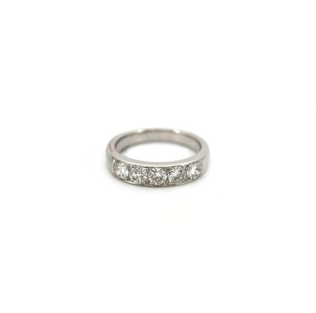 18K White Gold Ring Studded With Round Diamond