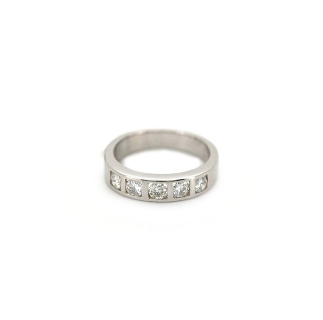 18K White Gold Ring Studded With Round Diamond