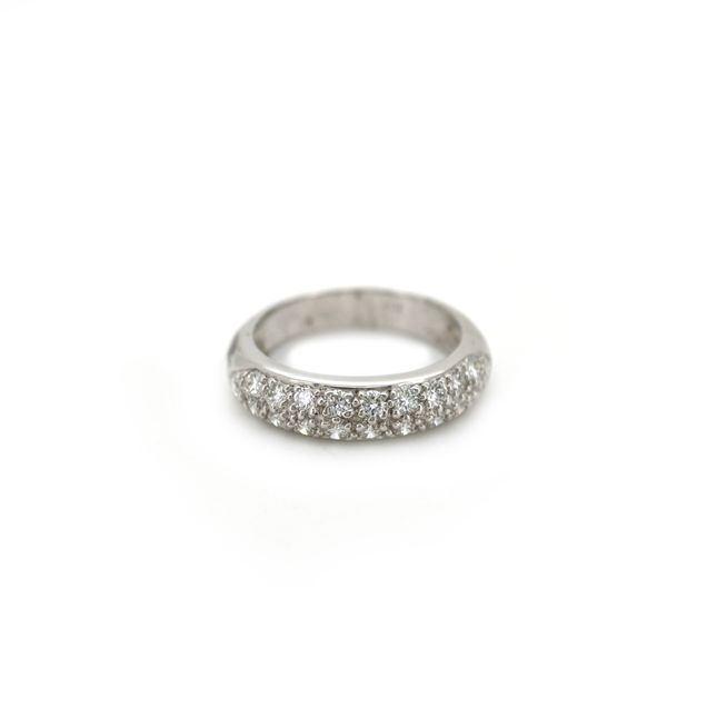 18K White Gold Ring Studded With Round Diamond