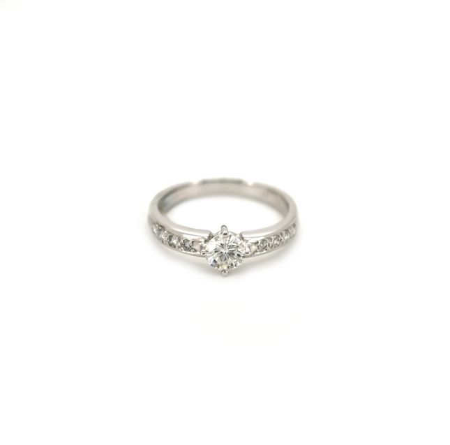 18K White Gold Ring Studded With Round Diamond with 0.4ct