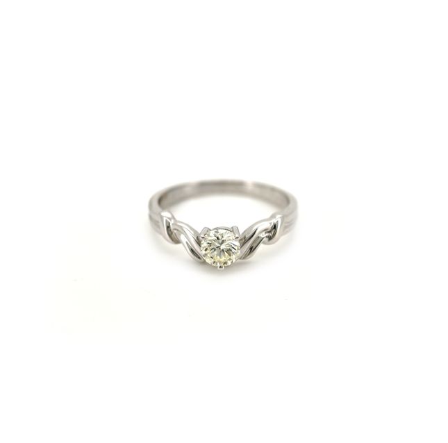 18K White Gold Ring Studded With Round Diamond with 0.40ct