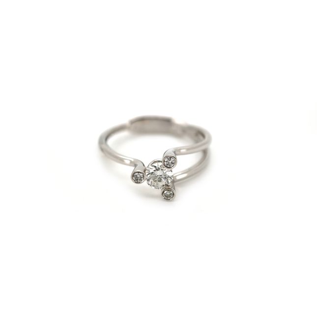 18K White Gold Ring Studded With Round Diamond with 0.40ct