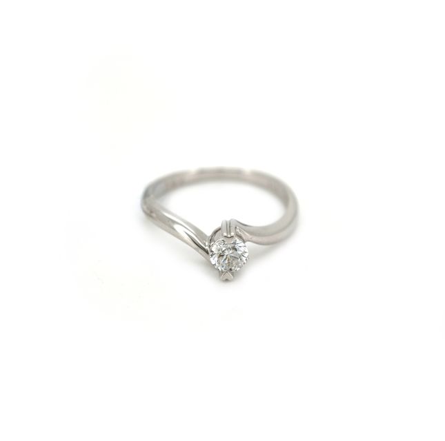 18K White Gold Ring Studded With Round Diamond with 0.32ct