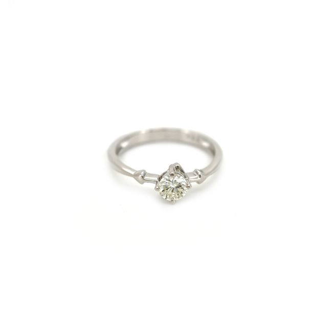 18K White Gold Ring Studded With Round Diamond with 0.42ct