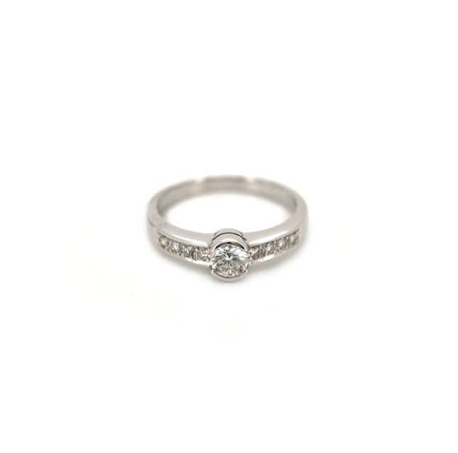 18K White Gold Ring Studded With Round Diamond with 0.30ct