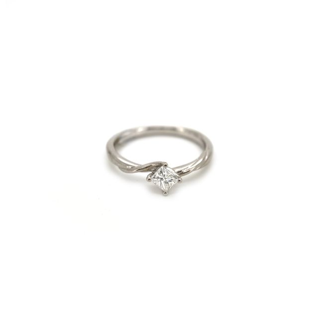 18K White Gold Ring Center Princess Diamond with 0.31ct
