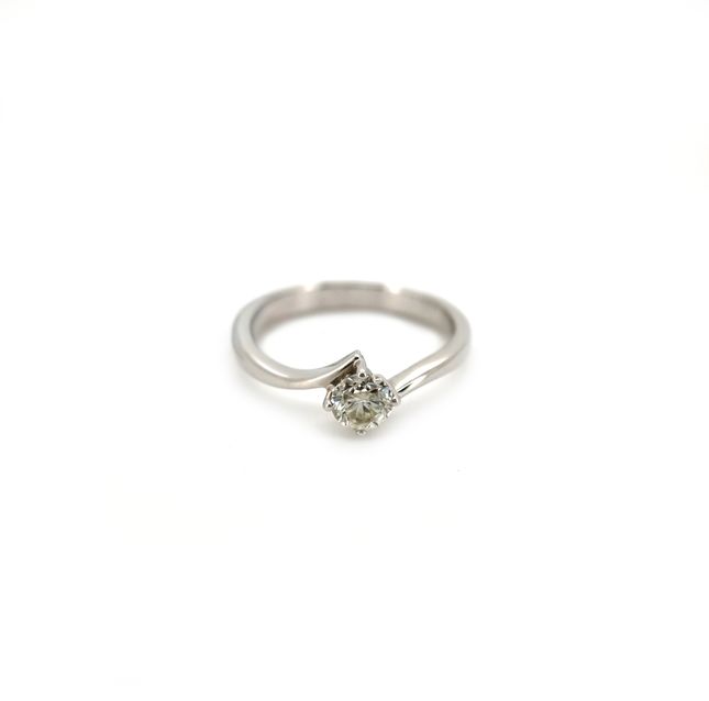 18K White Gold Ring Studded With Round Diamond with 0.47ct