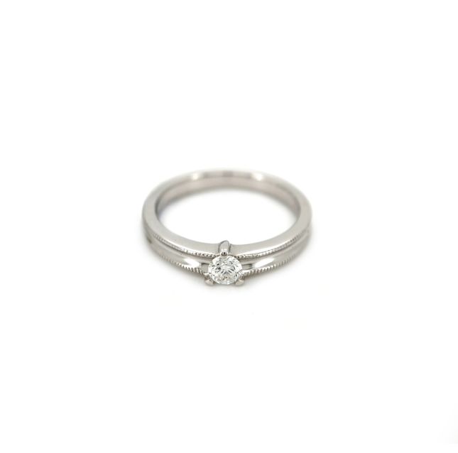 18K White Gold Ring Studded With Round Diamond with 0.20ct