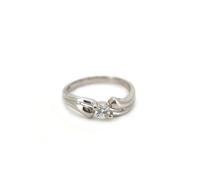 18K White Gold Ring Studded With Round Diamond with 0.27ct