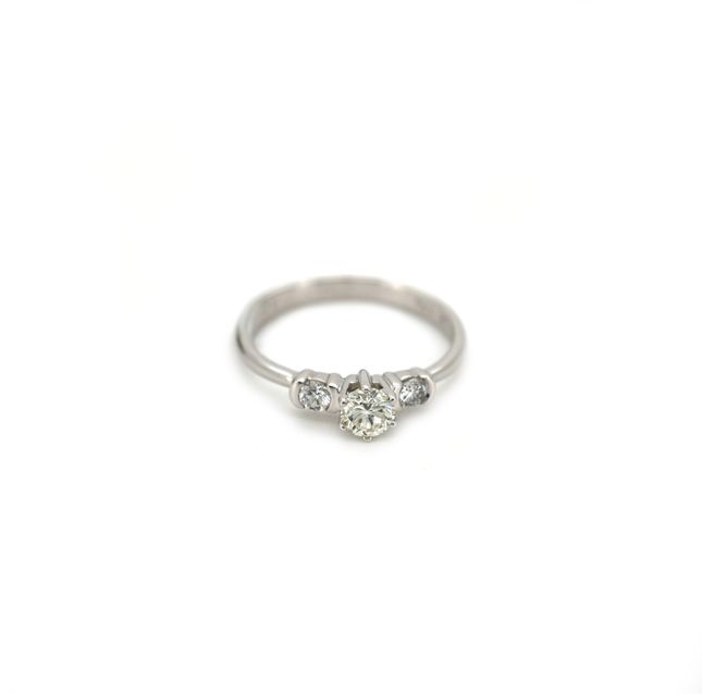 18K White Gold Ring Studded With Round Diamond with 0.28ct