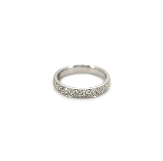 18K White Gold Ring Studded With Round Diamond