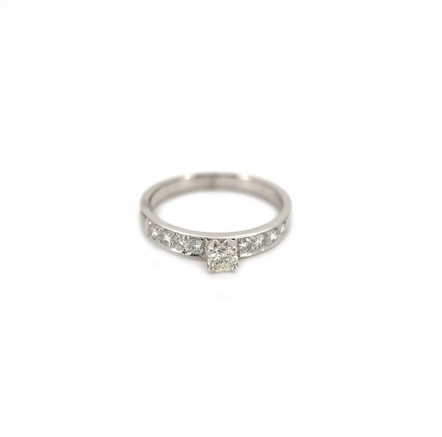 18K White Gold Ring Studded With Round Diamond with 0.20ct