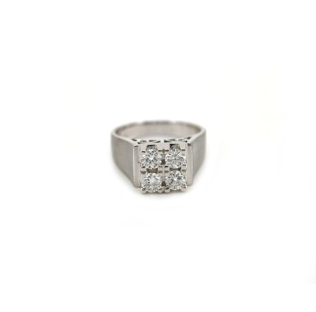 18K White Gold Ring Studded With Round Diamond