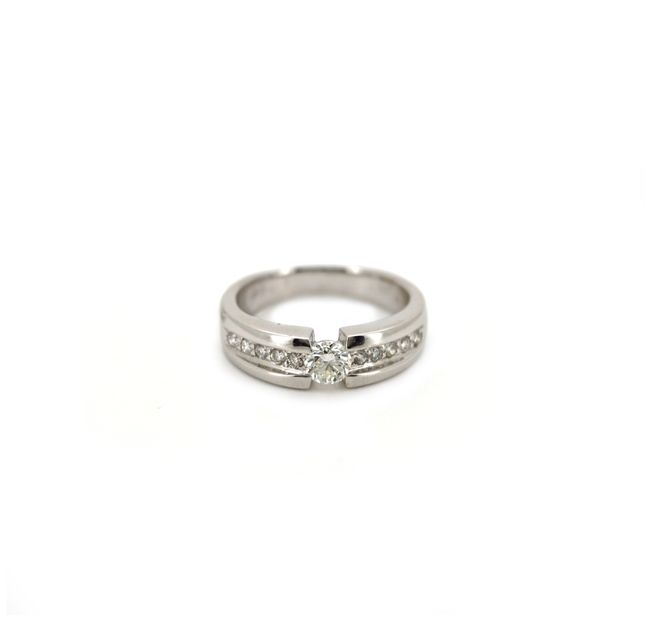 18K White Gold Ring Studded With Round Diamond with 0.28ct