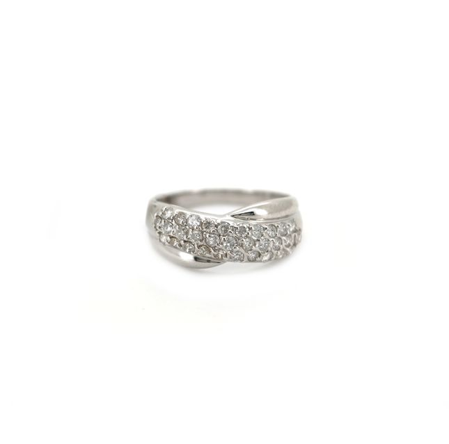18K White Gold Ring Studded With Round Diamond