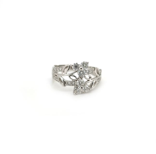 18K White Gold Ring Studded With Round Diamond