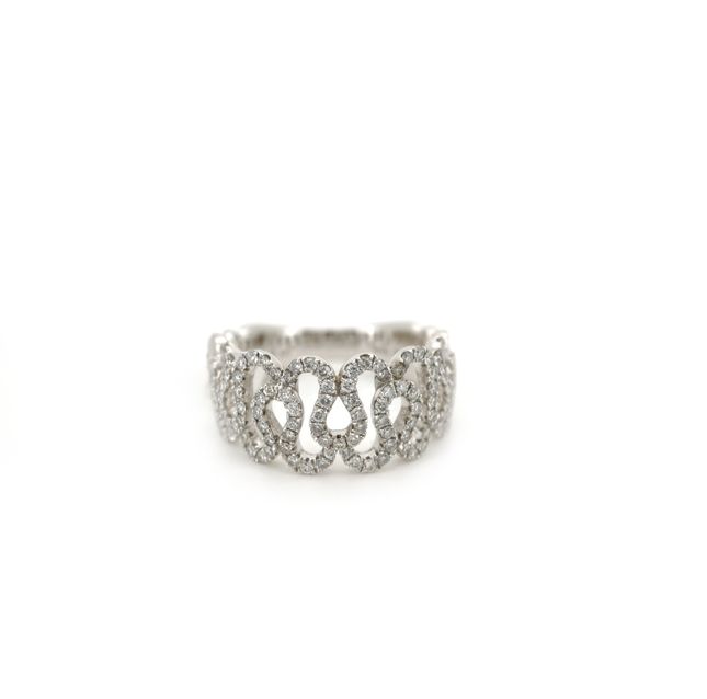 18K White Gold Ring Studded With Round Diamond