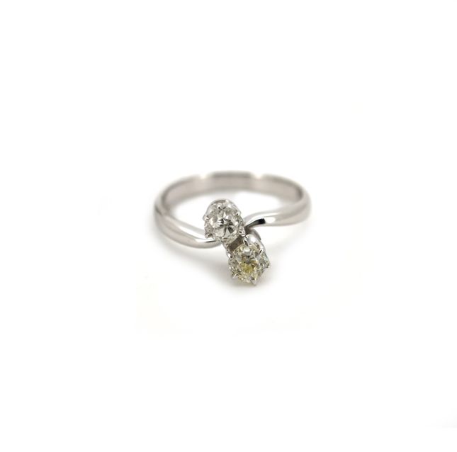 18K White Gold Ring Studded With Round Diamond