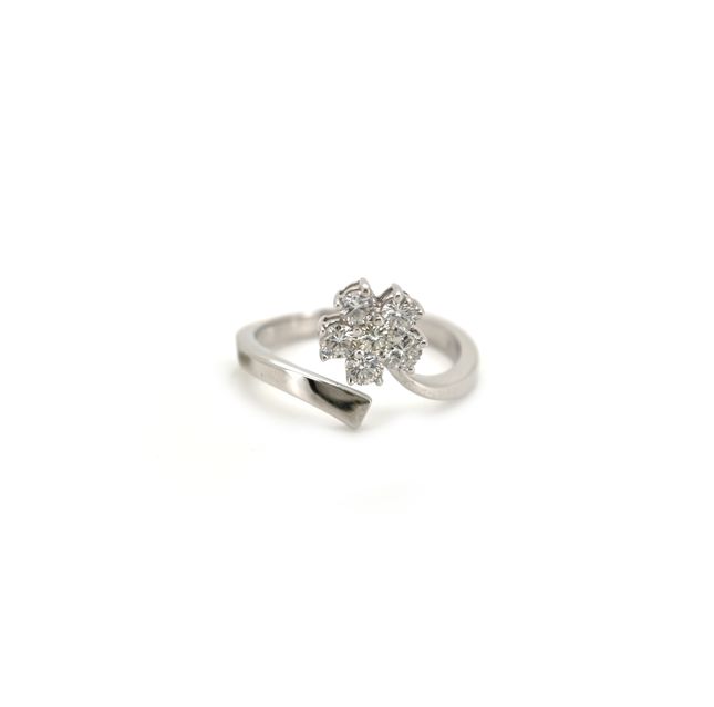 18K White Gold Ring Studded With Round Diamond