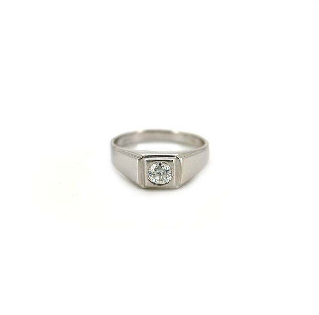 18K White Gold Ring Studded With Round Diamond with 0.30ct