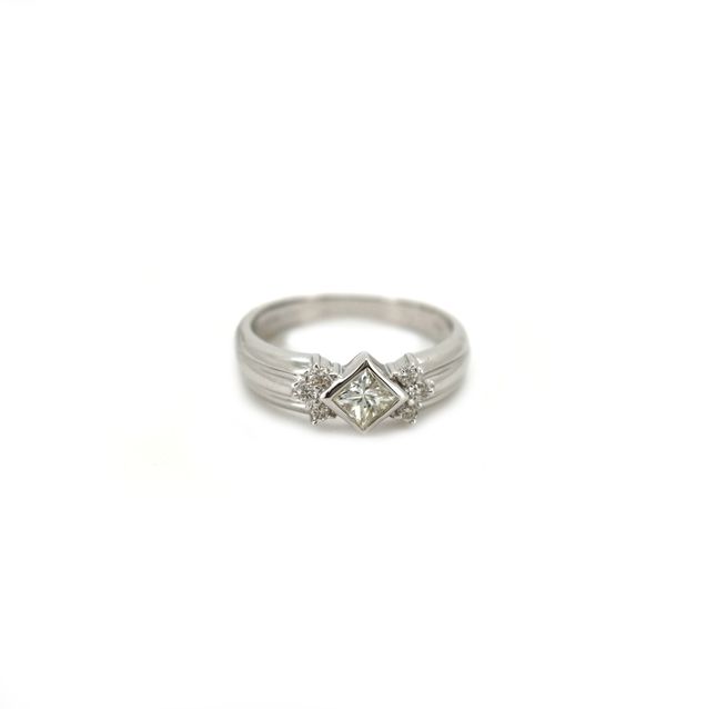 18K White Gold Ring Center Princess Diamond with 0.37ct