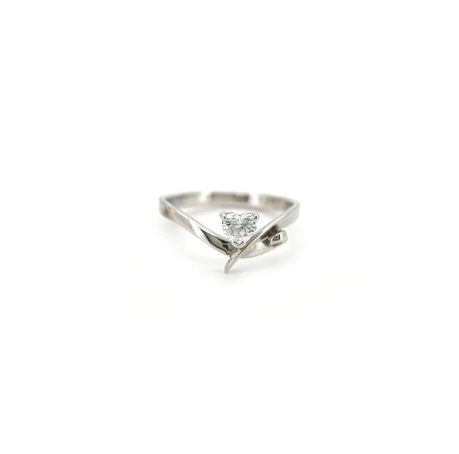 18K White Gold Ring Center Heart Diamond with 0.32ct